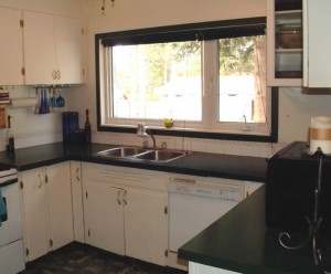 Full kitchen with amenities